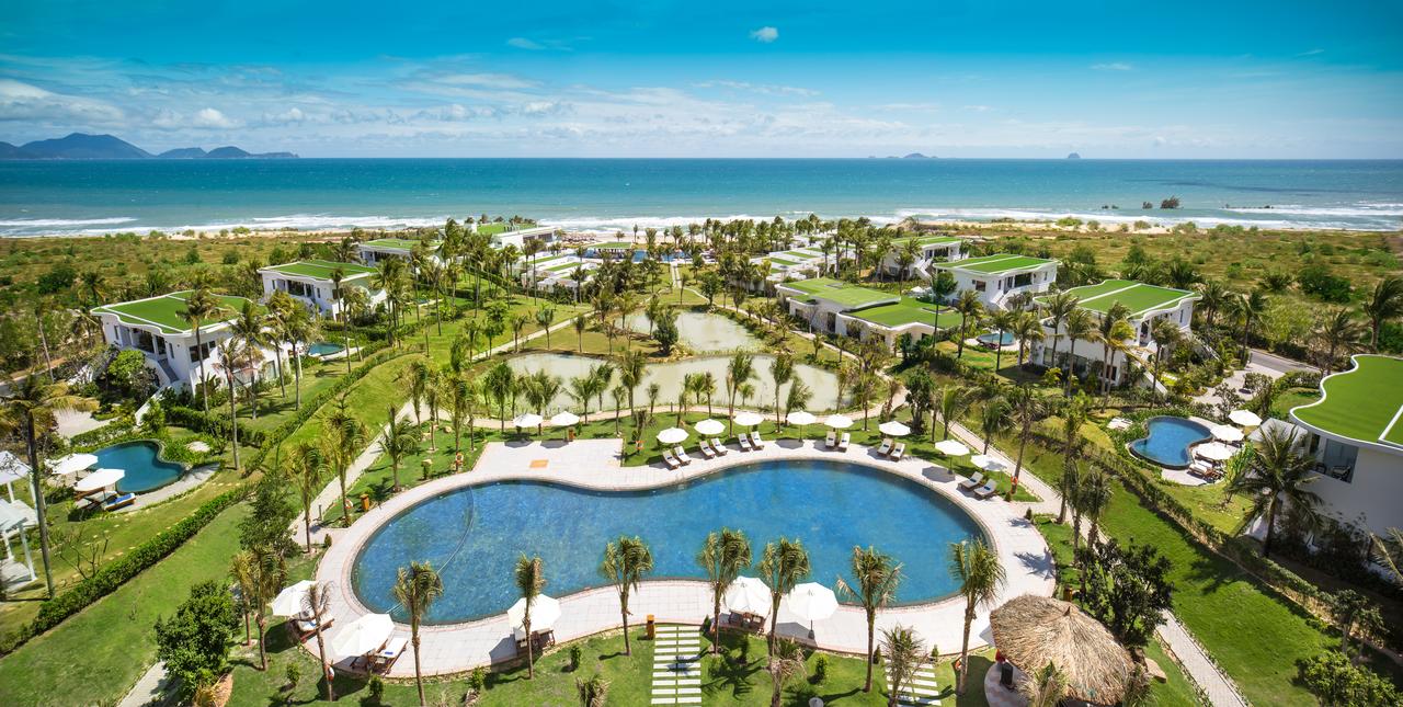 Resort khu vực bãi dài đều có bãi biển riêng và không gian tươi mát cho kỳ nghỉ hoàn hảo.